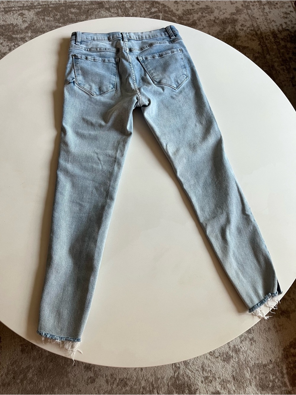 KENSIE Skinny Blue Jeans, Light Wash Size 8, Slit Frayed Bottoms - Picture 4 of 5